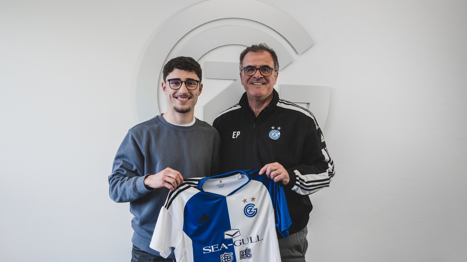 MARQUES SIGNS FIRST PROFESSIONAL CONTRACT