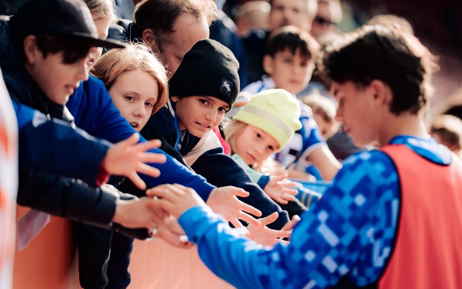 Kinder an der Bande im Letzigrund
